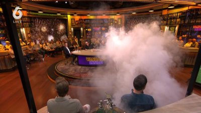 Vandaag Inside haalt grap uit met scheidsrechter Bas Nijhuis: ‘Doe eens even normaal, joh!’