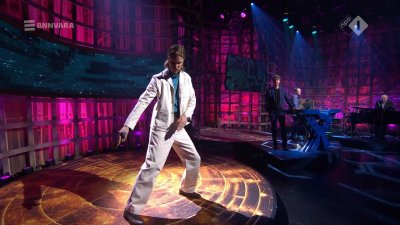 Even Tot Hier-kijkers genieten van opvallende Eurovisie Songfestival-gast: ‘Hij kan een goed woordje Nederlands’