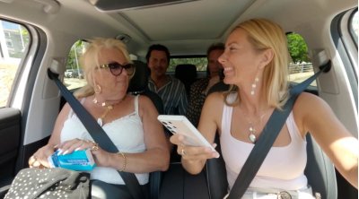Monique krijgt slappe lach om zieke Mike in De Hanslers