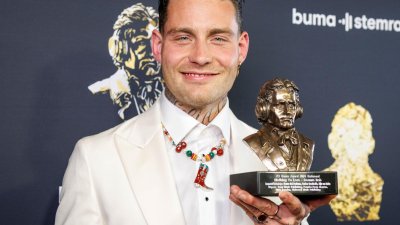 Eddy Zoey komt met gezondheidsupdate over zeldzame aandoening: ‘Geen gevoel meer in mijn oor’