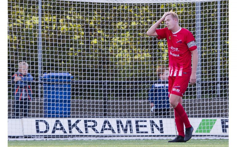 KPN steekt meer geld in voetbal: langer sponsor Eredivisie