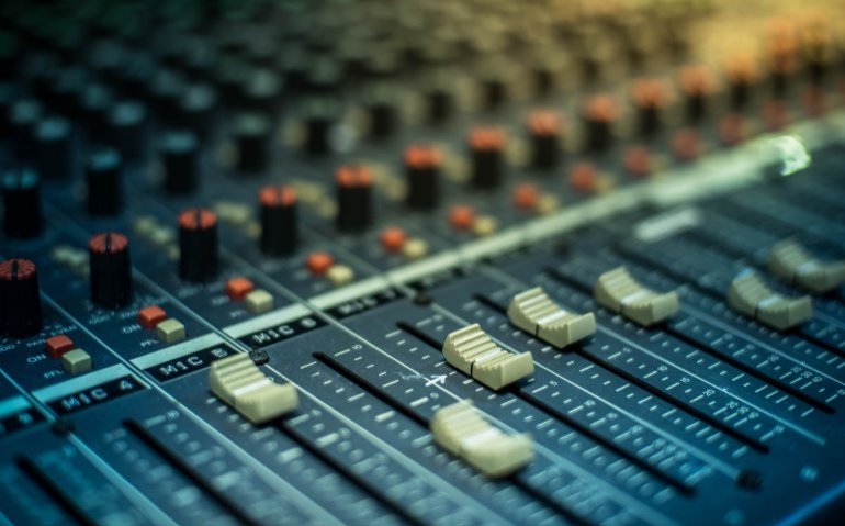 Grand Prix Radio haalt Rick van Velthuysen binnen na komst op FM in Randstad