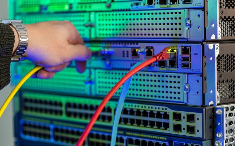 KPN met glasvezel als motor weer op winst in klantenstrijd