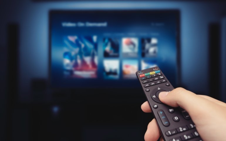 Kijkers lineaire tv vaker op zwart vanwege dure uitzendrechten: providers spelen cruciale rol